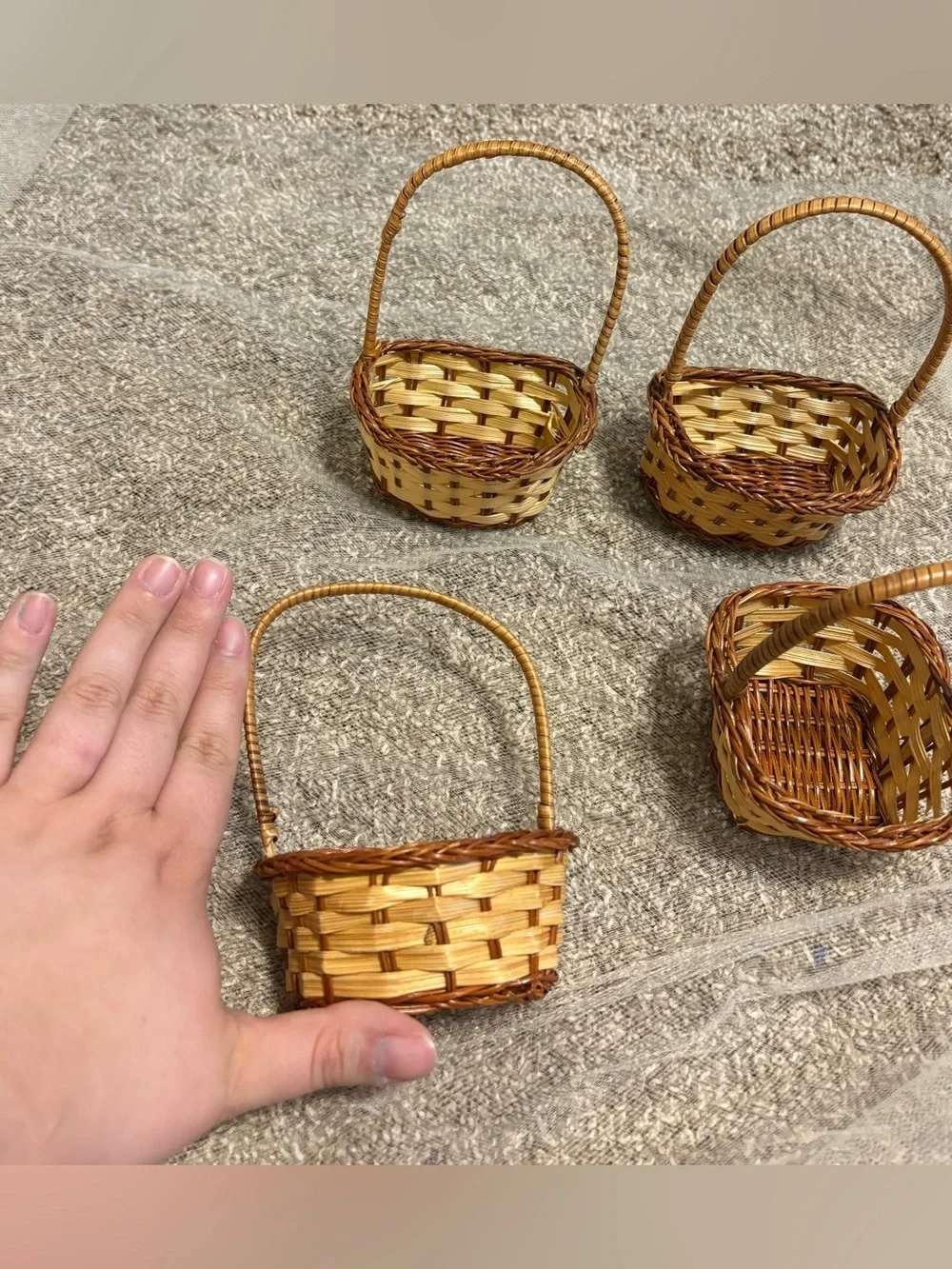 4 Mini Wooden Basket + Red Flower Petals